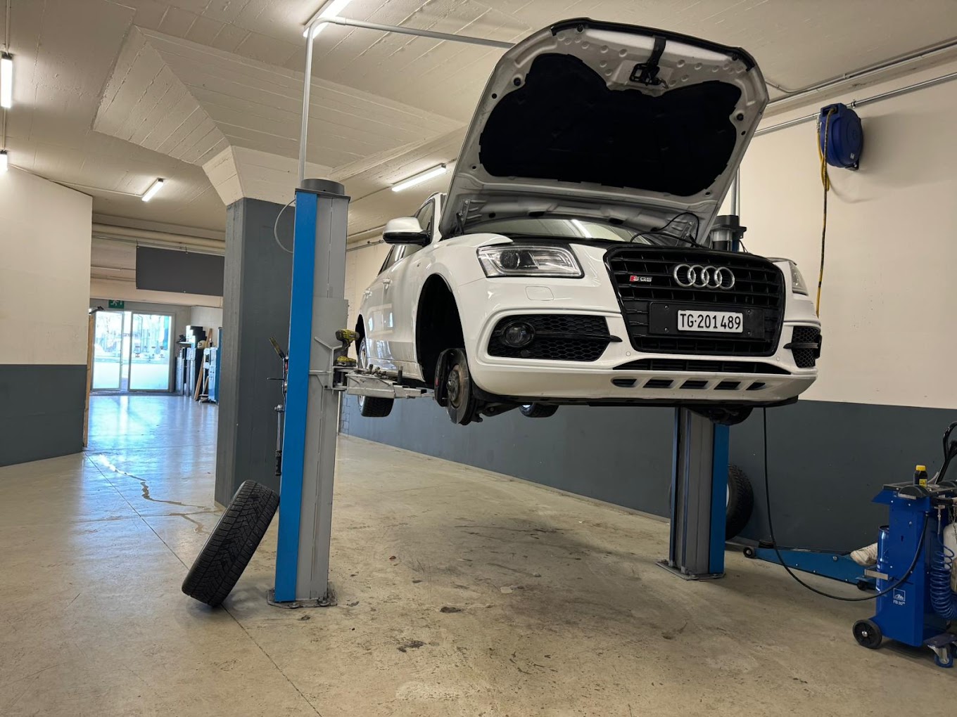 Audi SQ5 auf der Zweisäulen-Hebebühne in der Werkstatt